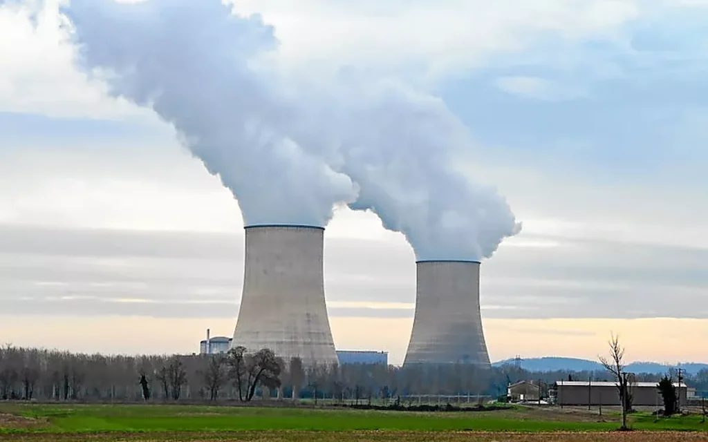 Centrale nucléaire de Golfech produisant de l'électricité en France - photographie de presse